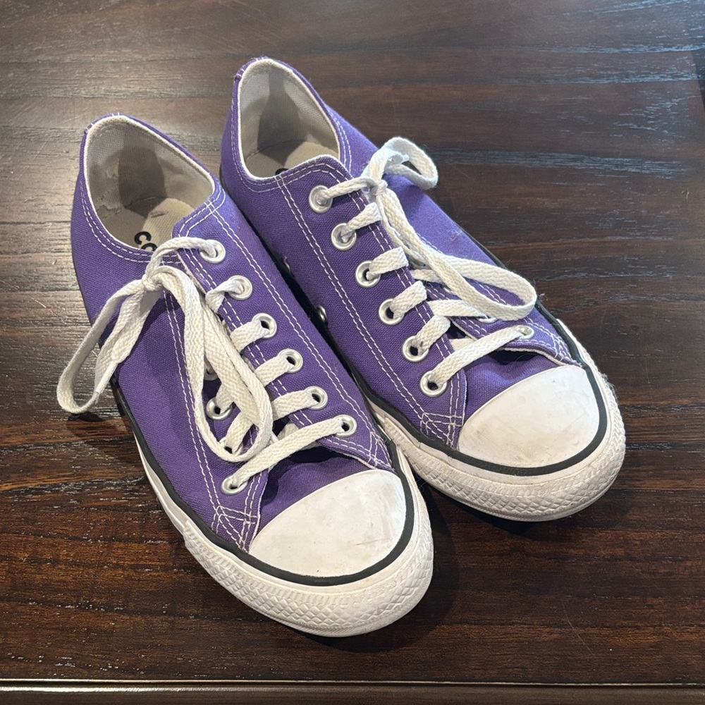 Purple low top converse